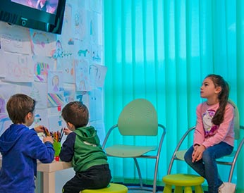 Tv, pennarelli e giochi: tipica giornata per un bambino nel nostro centro